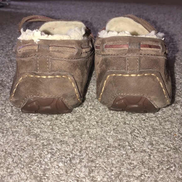 Ugg Dakota Moccasins - Picture 3 of 8